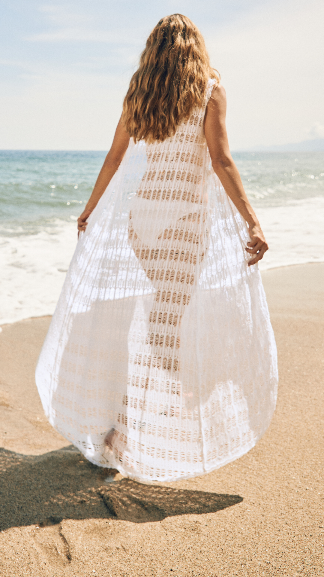 El Kimono Keytha, con su malla fresca y ligera, es la elección ideal para tu salida de playa o como ropa exterior.