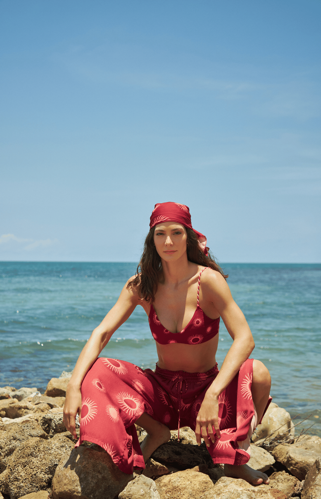 Pantalón playero largo ancho vinotinto estampado soles con abertura en laterales Mahahual