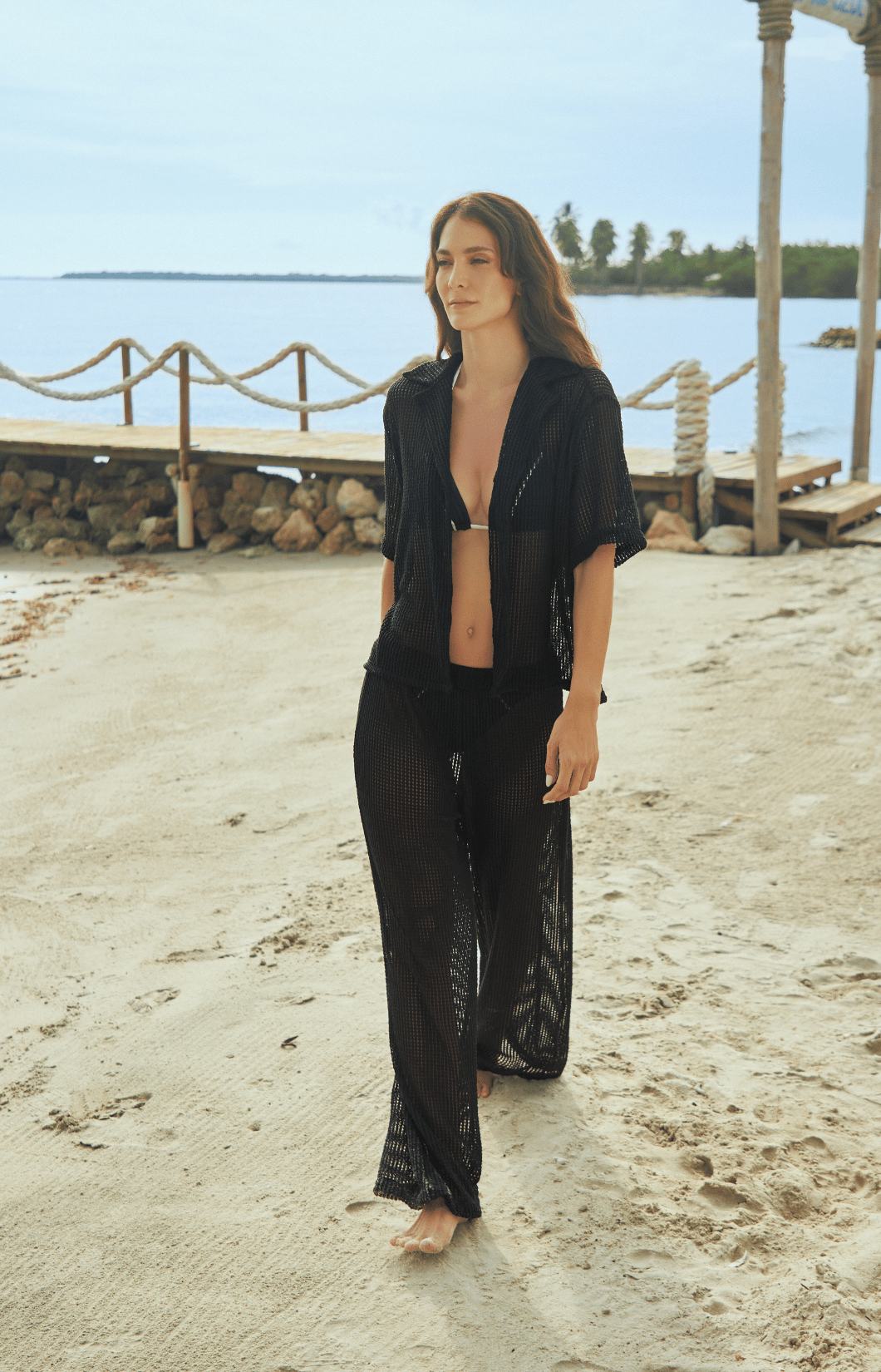 Pantalón playero negro largo ancho en malla Shell