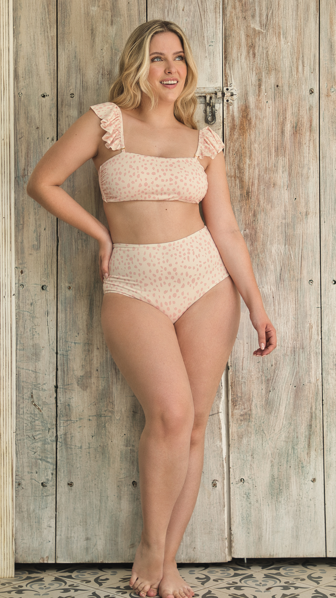 Nuestro Panty Alto de Vestido de Baño Alani en rosa claro es ideal para un look elegante y cómodo en la playa o piscina
