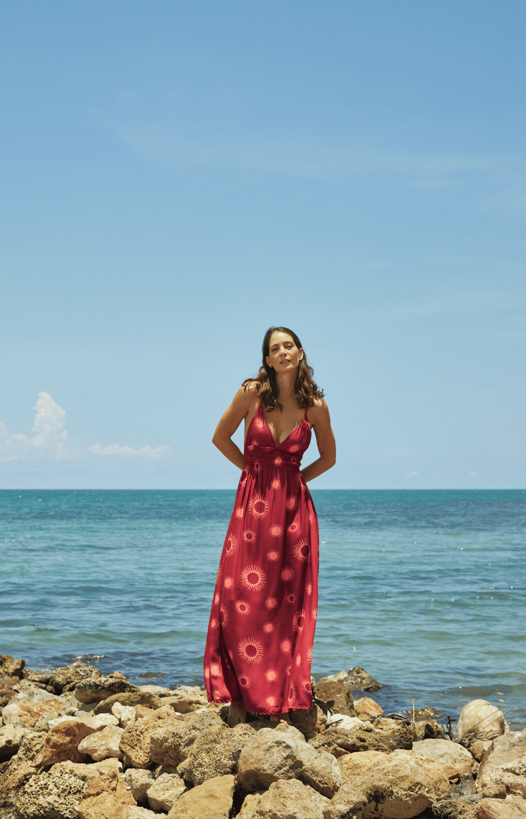 Vestido de playa largo vinotinto estampado soles con escote y tiras decorativas Ipanema
