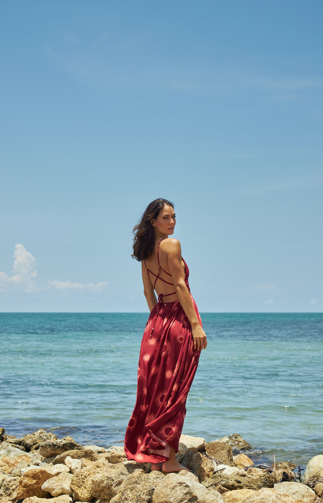Vestido de playa largo vinotinto estampado soles con escote y tiras decorativas Ipanema