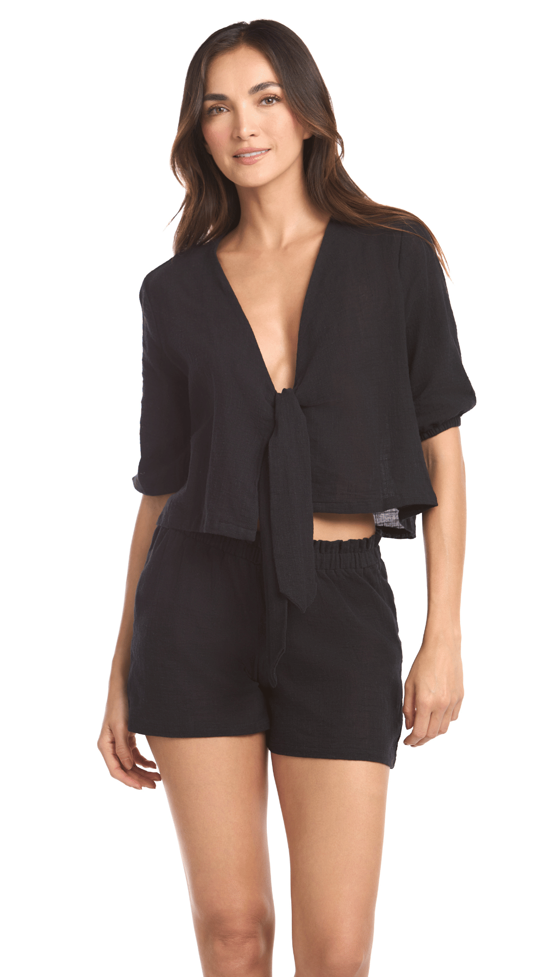camisa corta negra Polux. Esta prenda de amarre y tela texturizada te mantendrá fresca en los días calurosos.