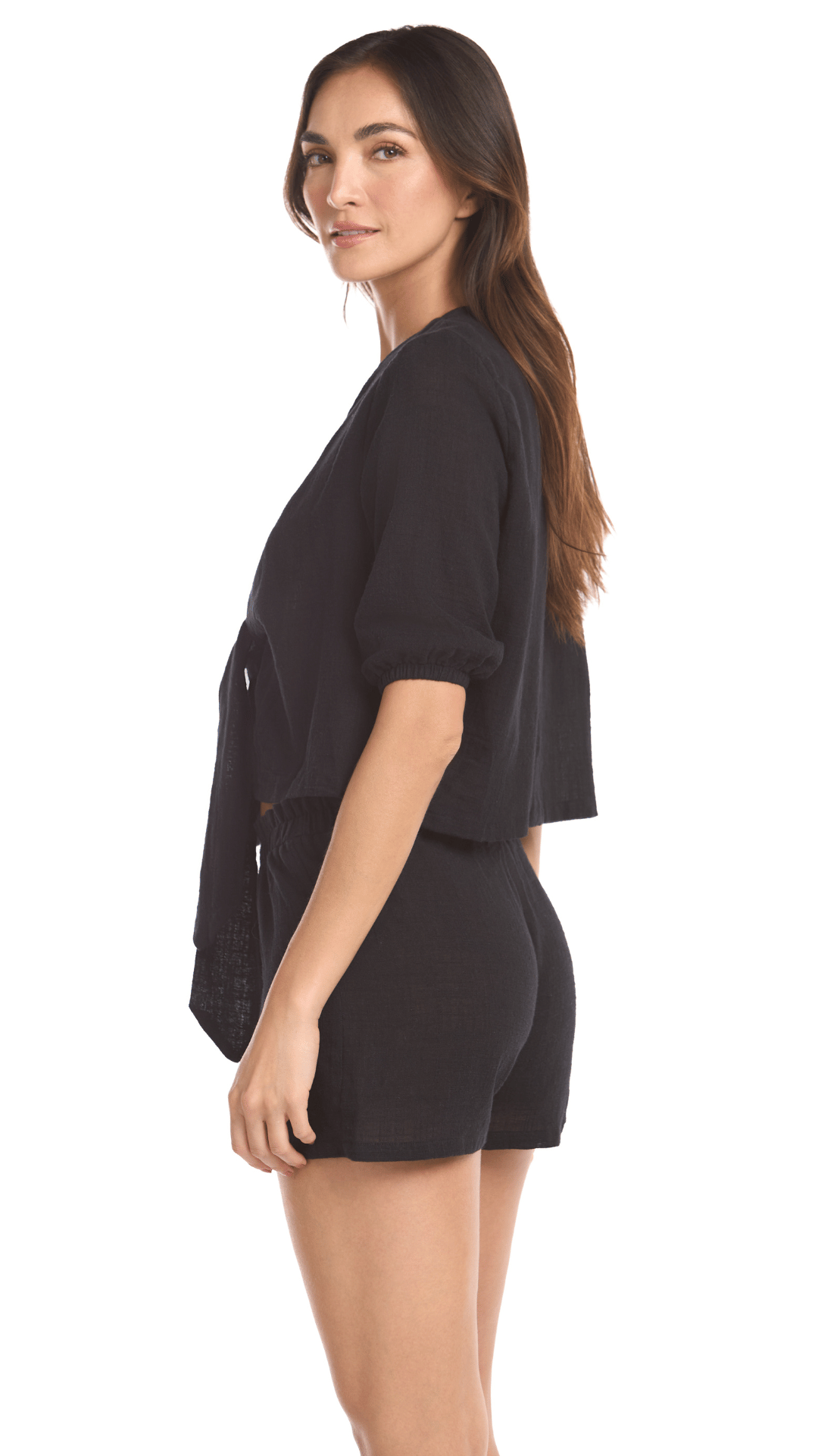 camisa corta negra Polux. Esta prenda de amarre y tela texturizada te mantendrá fresca en los días calurosos.