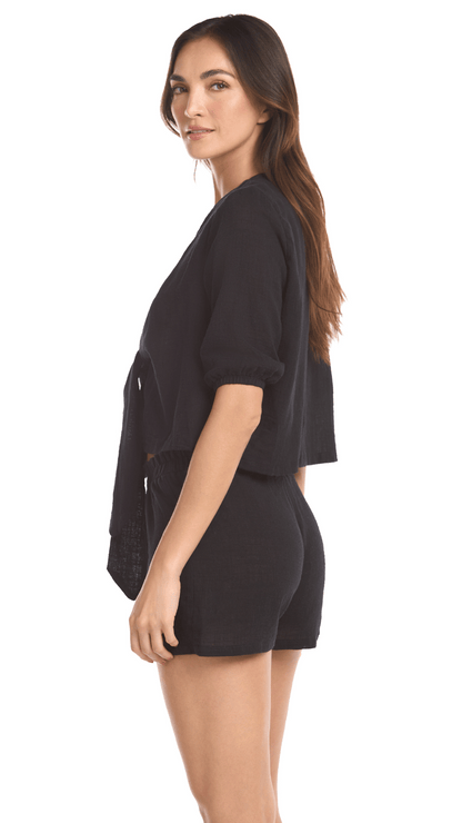 camisa corta negra Polux. Esta prenda de amarre y tela texturizada te mantendrá fresca en los días calurosos.