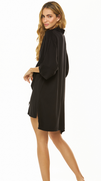 amisa Calatea negra es perfecta para usar como salida de playa o ropa exterior gracias a su diseño de camisón corto elaborado con tela fresca y ligera.