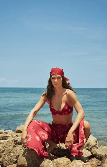 Pantalón playero largo ancho vinotinto estampado soles con abertura en laterales Mahahual
