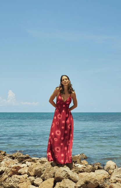 Vestido de playa largo vinotinto estampado soles con escote y tiras decorativas Ipanema