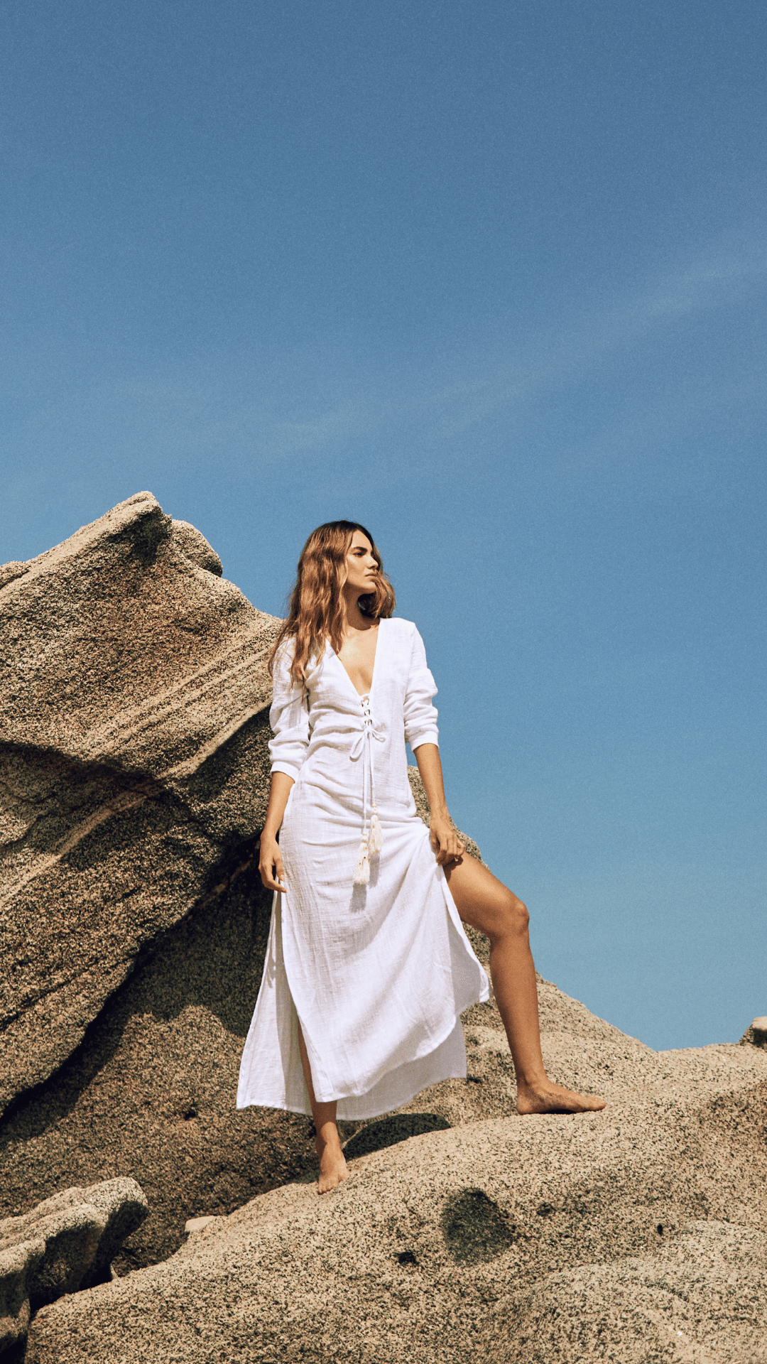 El Vestido Largo Blanco Morella es perfecto para lucir en tus días de playa.