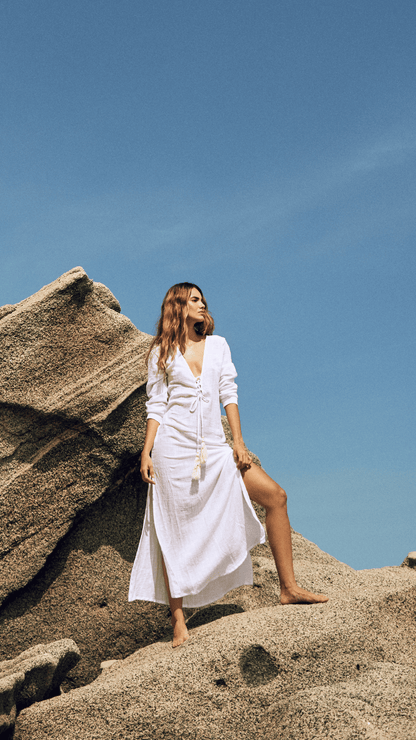 El Vestido Largo Blanco Morella es perfecto para lucir en tus días de playa.