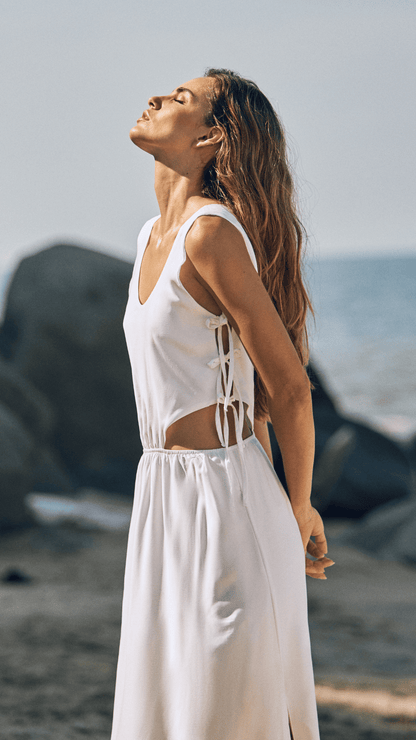 Vestido de blaya largo blanco con aberturas en cintura y amarre en laterales Unnur